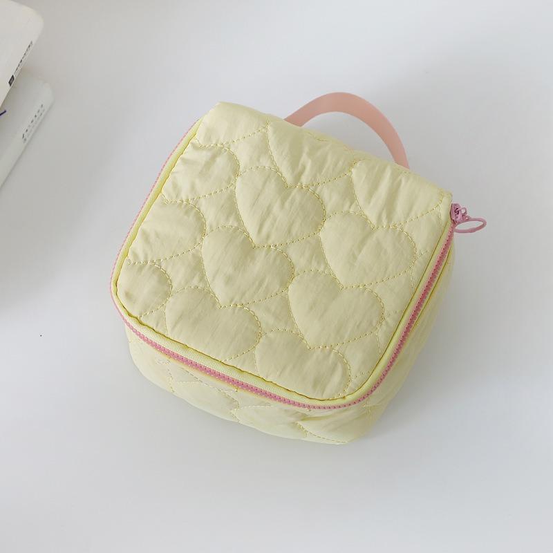 Heart Pattern Quilted Storage Bag, Portable Zipper Sanitary Napkin Storage Bag,  Makeup Organizer, Data Cable Storage Bag for Home Office School