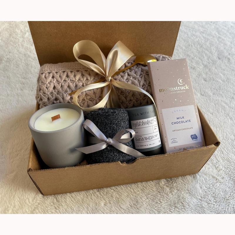 Christmas Gifts Set for Friend, Nice And Warm Care Package for Women, Hygge Gift Basket for Her, Cozy Christmas Gifts for Mother Comfort