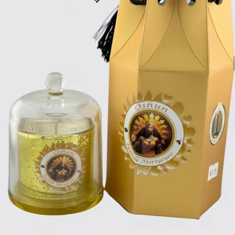 Vela Aromatizada para la Santa Oshun la reina de la alegría y el amor, de cristal, en caja de regalo dorada y aromatizada. Perfecta para regalos y ceremonias.