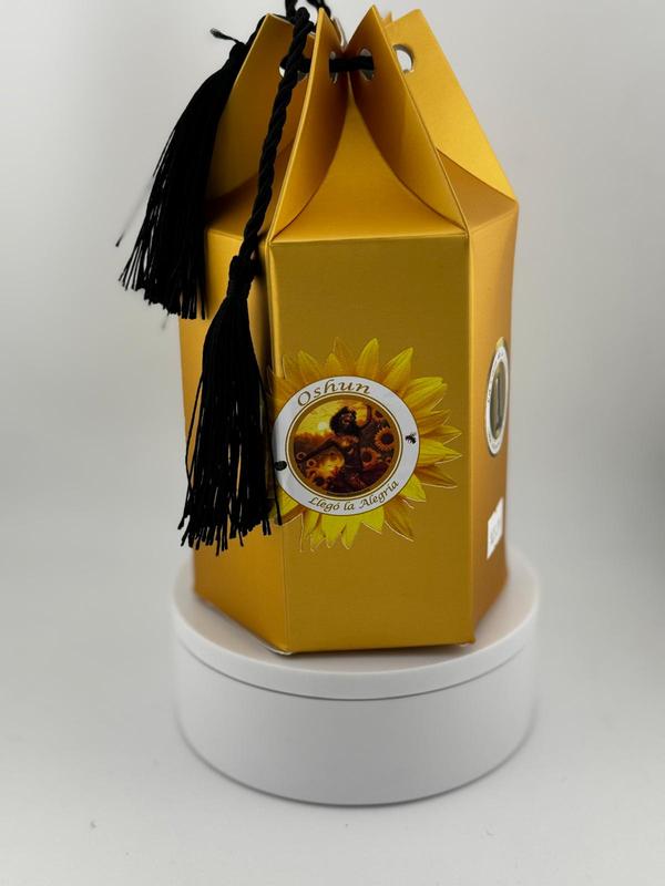 Vela Aromatizada para la Santa Oshun la reina de la alegría y el amor, de cristal, en caja de regalo dorada y aromatizada. Perfecta para regalos y ceremonias.